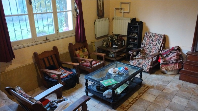 IMPORTANTE CHALET 4 AMB. 2.800 M2.C/ PARQUE/ QUINCHO/ PISCINA