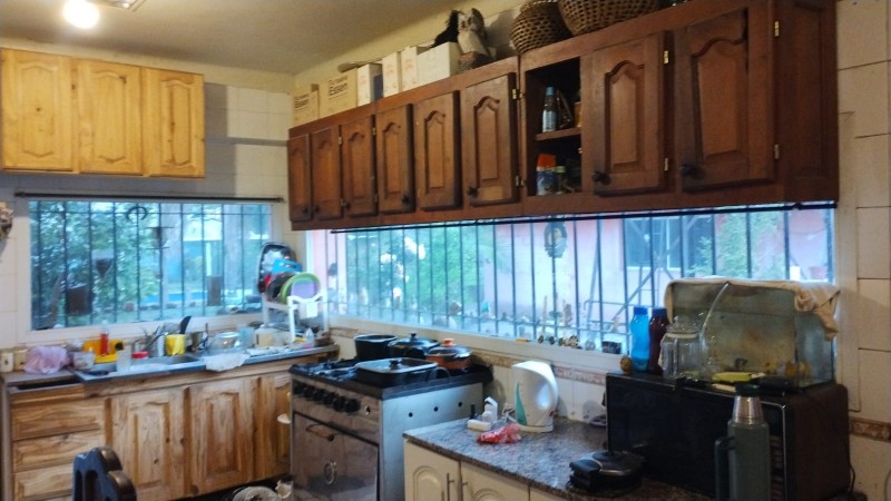IMPORTANTE CHALET 4 AMB. 2.800 M2.C/ PARQUE/ QUINCHO/ PISCINA