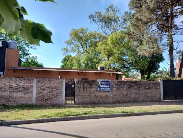 CASA AMERICANA DE 3 AMBIENTES CON PARQUE Y PISCINA.