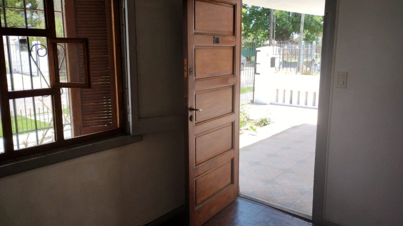 CASA AMERICANA 3 AMB. C/ ENTRADA DE AUTO/ PATIO