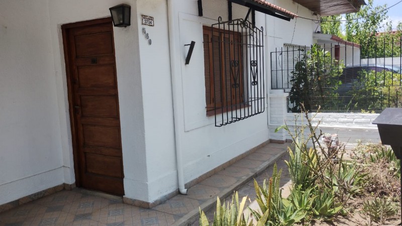 CASA AMERICANA 3 AMB. C/ ENTRADA DE AUTO/ PATIO