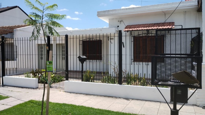 CASA AMERICANA 3 AMB. C/ ENTRADA DE AUTO/ PATIO