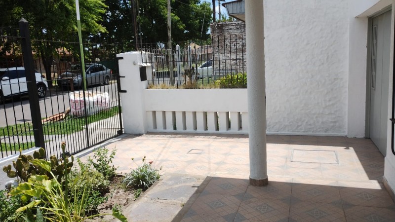CASA AMERICANA 3 AMB. C/ ENTRADA DE AUTO/ PATIO
