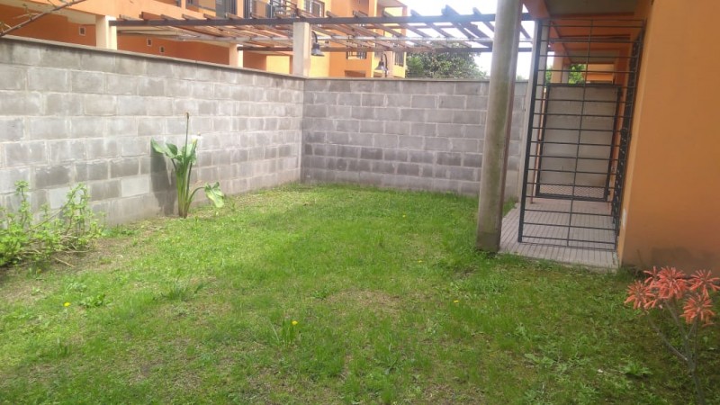 DEPARTAMENTO 3 AMB. PLANTA BAJA C/JARDIN Y COCHERA (COMPLEJO CERRADO)