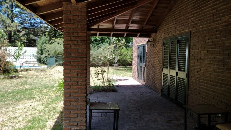 CASA QUINTA C/ PISCINA/ PARQUE 1570 M2.(TORTUGUITAS)