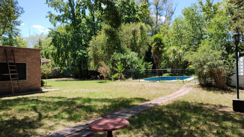 CASA QUINTA C/ PISCINA/ PARQUE 1570 M2.(TORTUGUITAS)