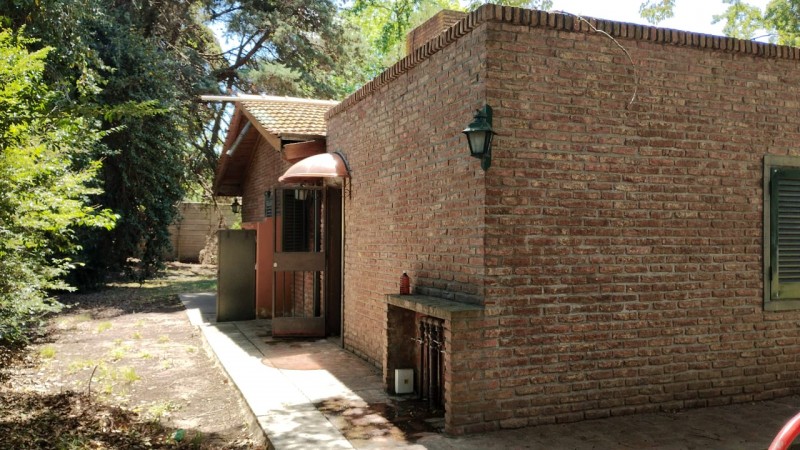 CASA QUINTA C/ PISCINA/ PARQUE 1570 M2.(TORTUGUITAS)