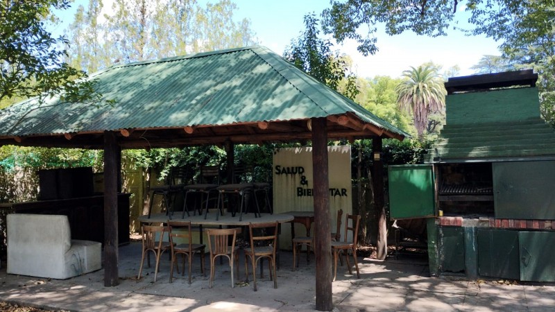 CASA QUINTA C/ PISCINA/ PARQUE 1570 M2.(TORTUGUITAS)
