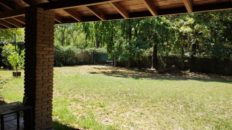 CASA QUINTA C/ PISCINA/ PARQUE 1570 M2.(TORTUGUITAS)