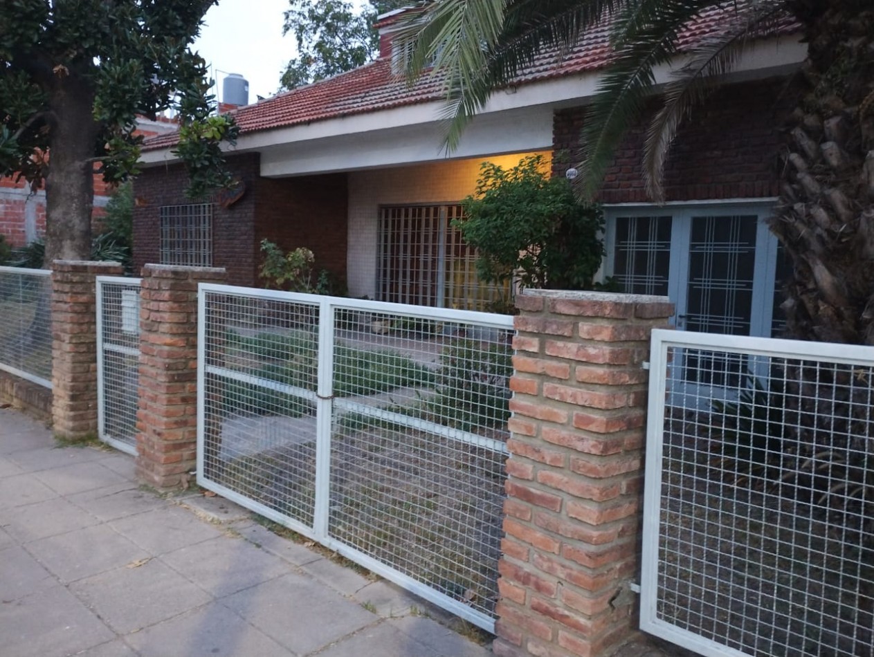 CHALET 3 AMB. AMPLIOS PARQUE VILLA DE MAYO ( FRENTE AL CORREDOR ROSSI)