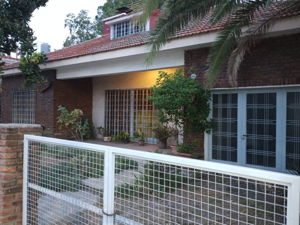CHALET 3 AMB. AMPLIOS PARQUE VILLA DE MAYO ( FRENTE AL CORREDOR ROSSI)