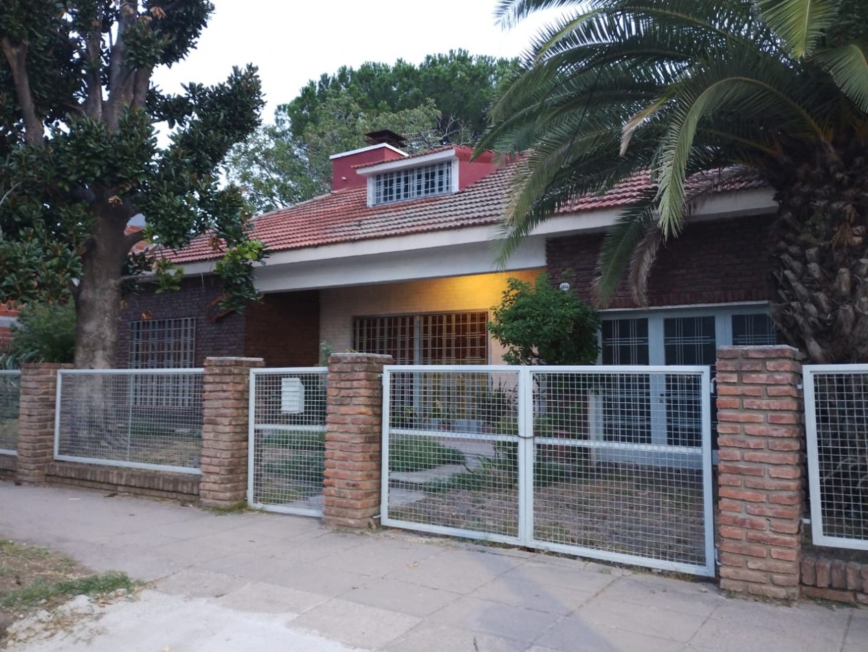 CHALET 3 AMB. AMPLIOS PARQUE VILLA DE MAYO ( FRENTE AL CORREDOR ROSSI)