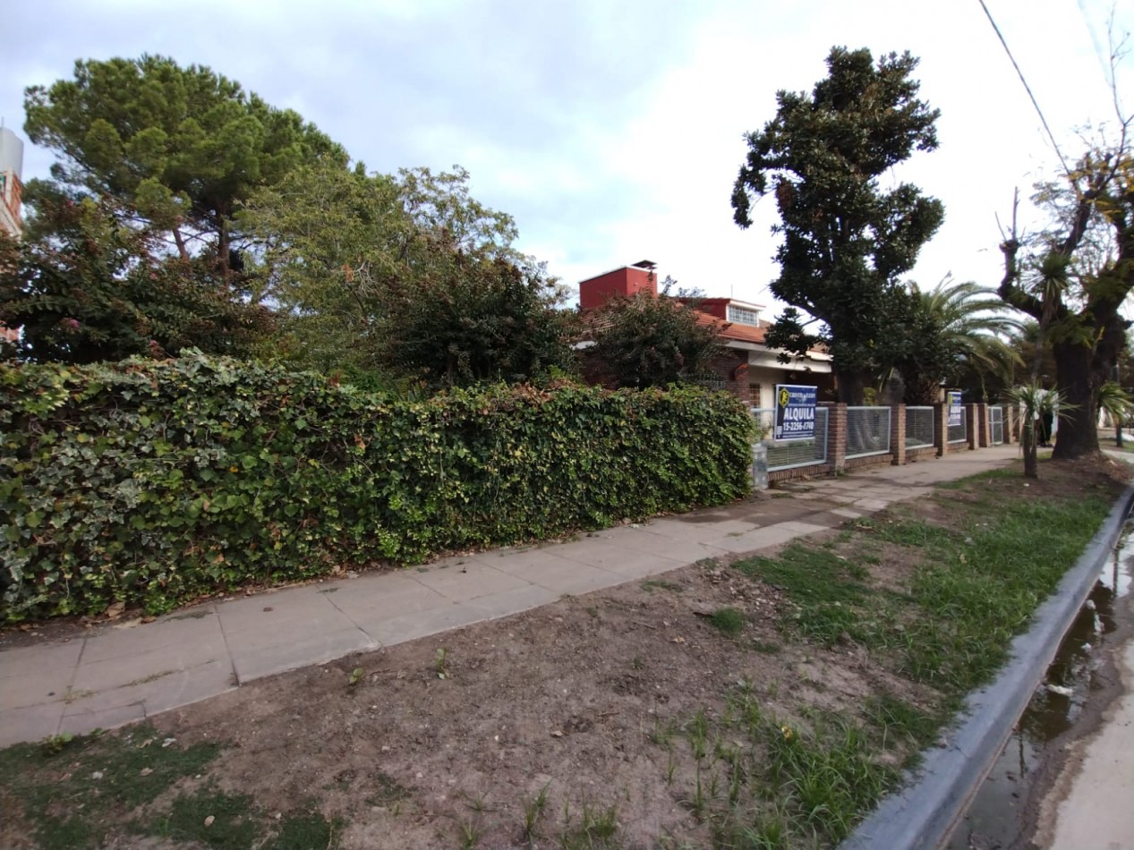 CHALET 3 AMB. AMPLIOS PARQUE VILLA DE MAYO ( FRENTE AL CORREDOR ROSSI)