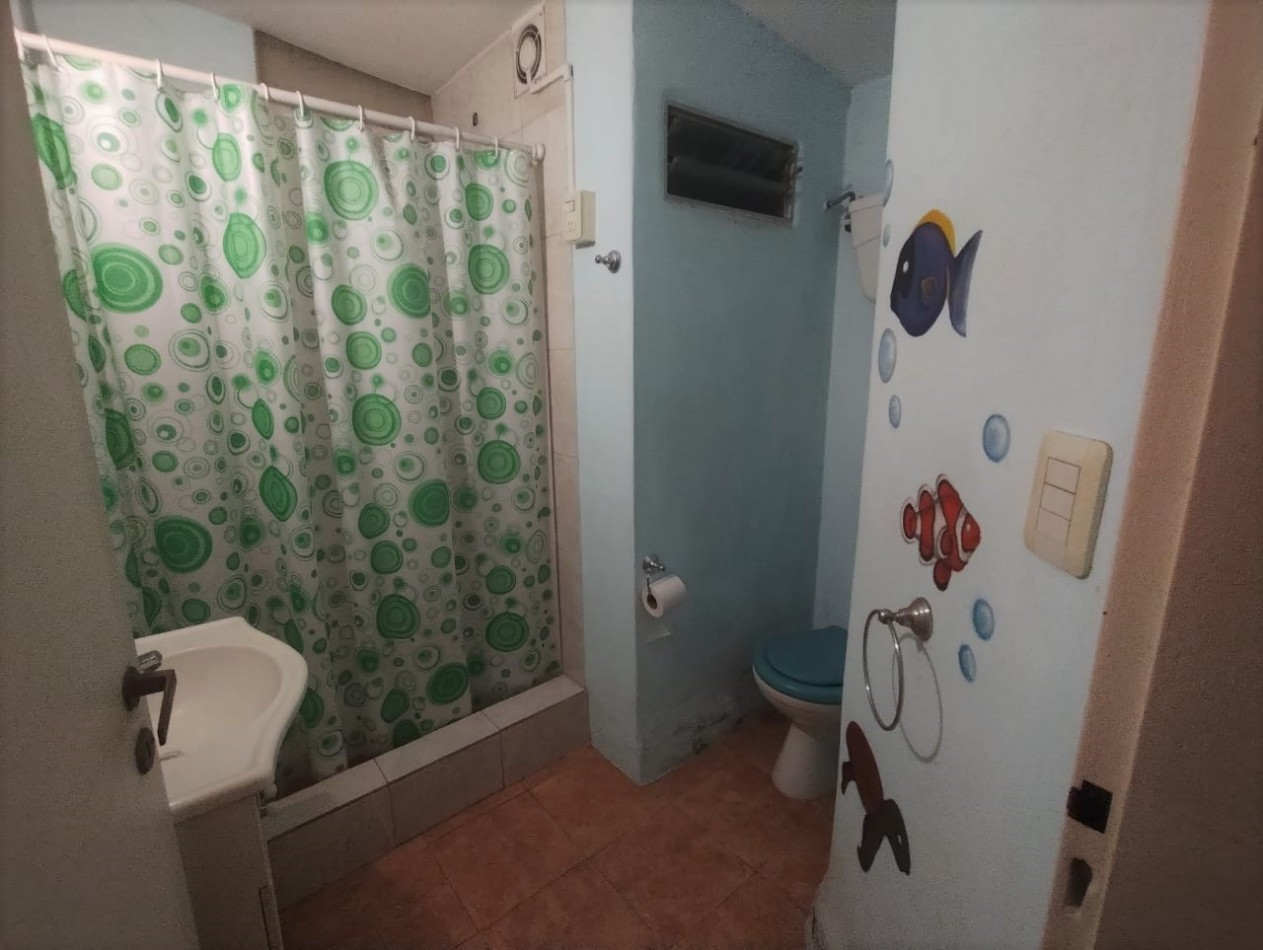 CASA DE 4 AMB. LOTE ESQUINA 300 M2.