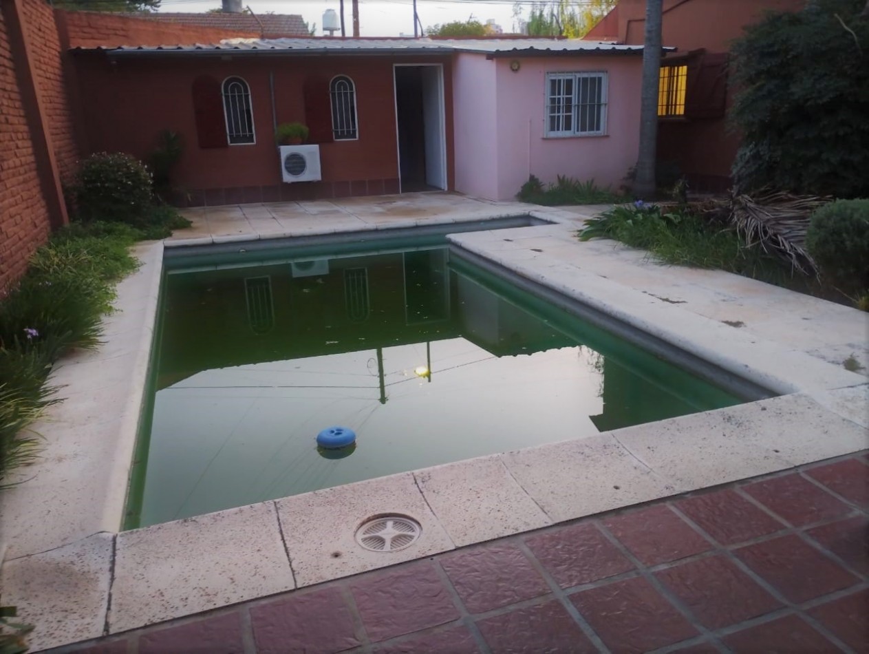 CASA DE 4 AMB. LOTE ESQUINA 300 M2.