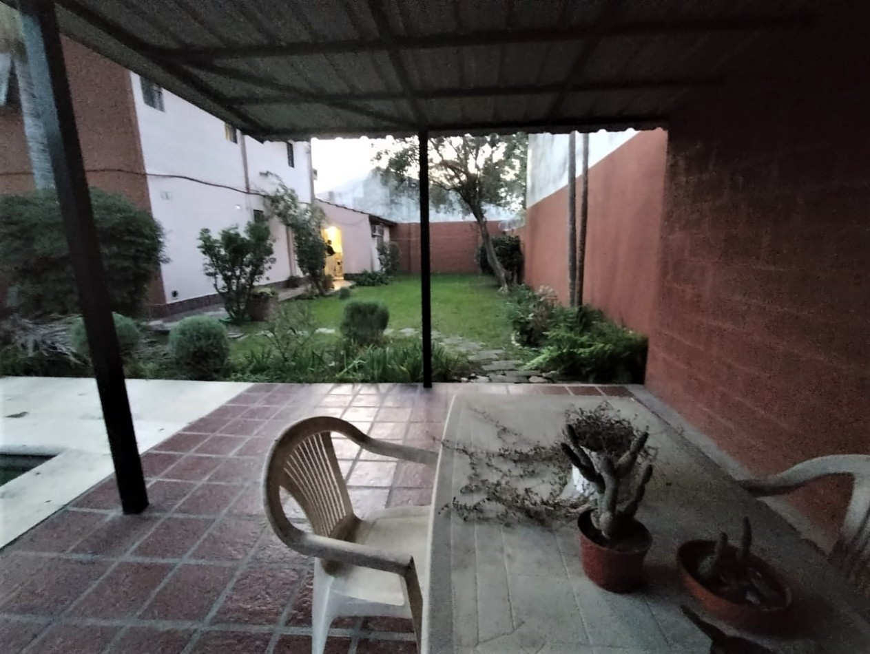 CASA DE 4 AMB. LOTE ESQUINA 300 M2.