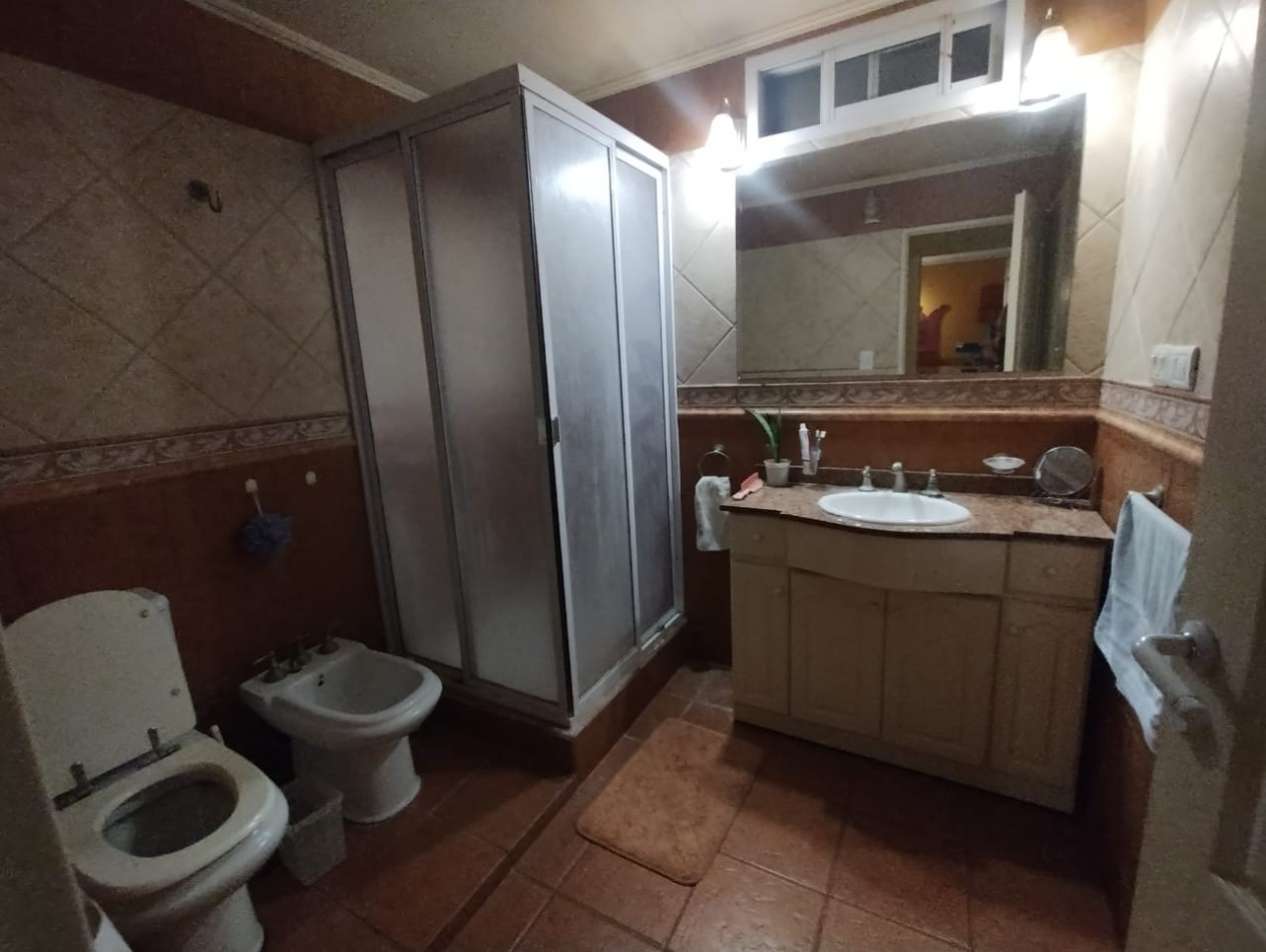 CASA DE 4 AMB. LOTE ESQUINA 300 M2.