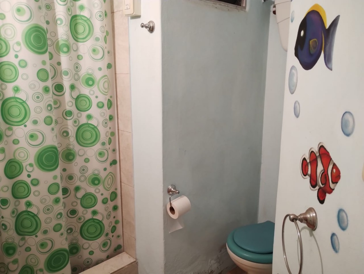 CASA DE 4 AMB. LOTE ESQUINA 300 M2.
