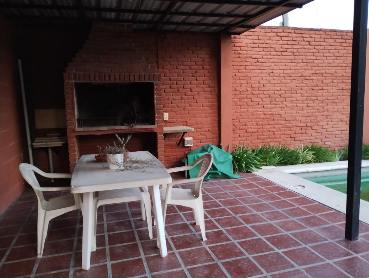 CASA DE 4 AMB. LOTE ESQUINA 300 M2.