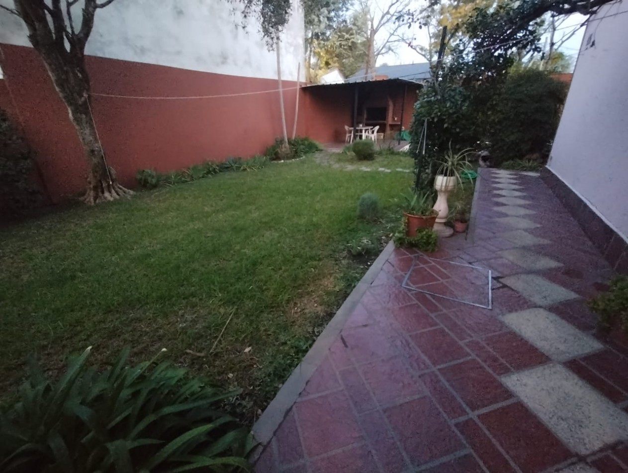 CASA DE 4 AMB. LOTE ESQUINA 300 M2.