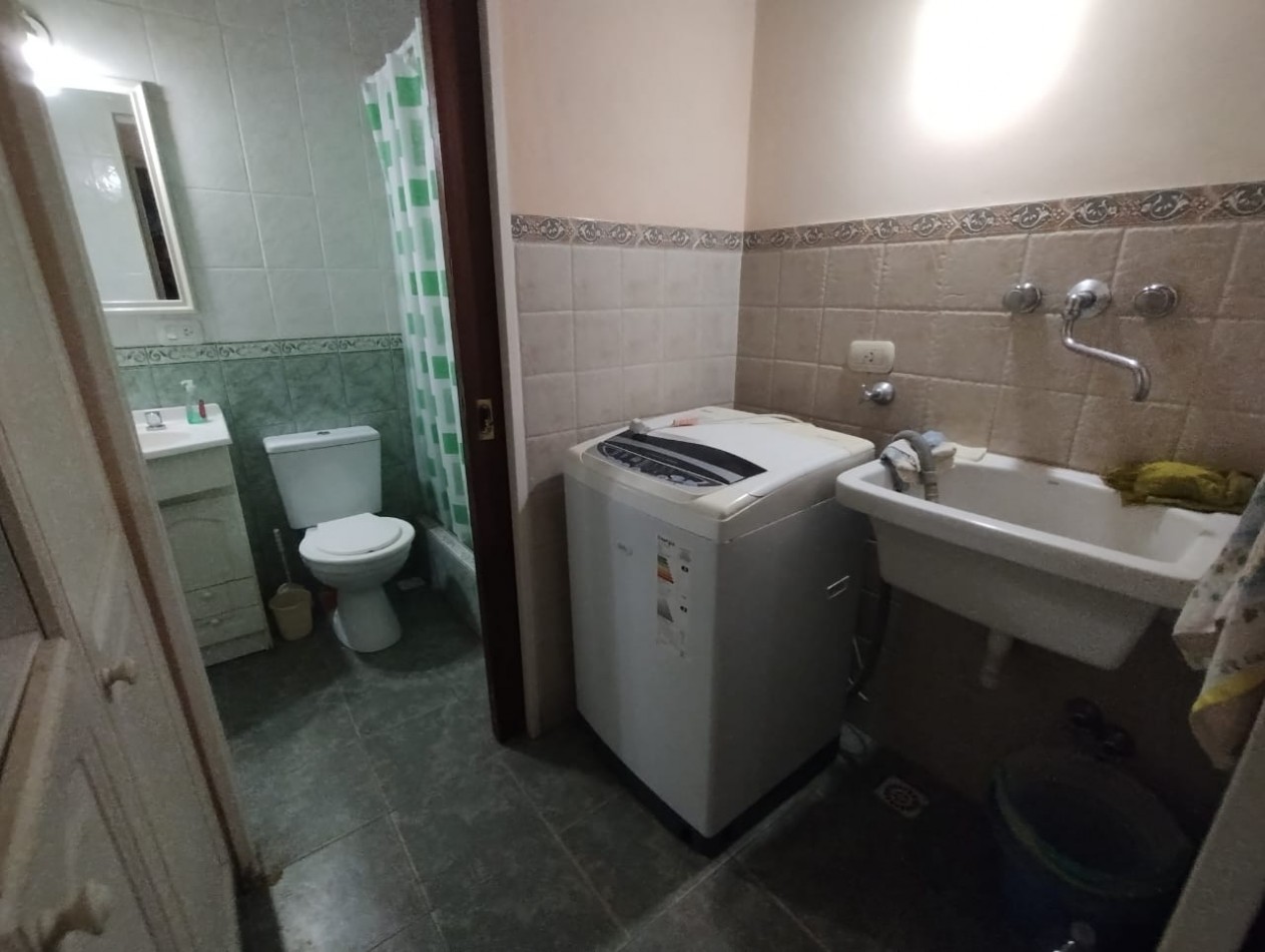 CASA DE 4 AMB. LOTE ESQUINA 300 M2.
