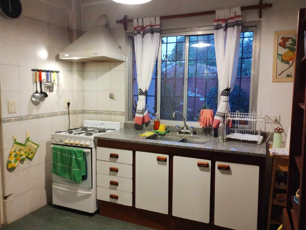 CASA DE 4 AMB. LOTE ESQUINA 300 M2.