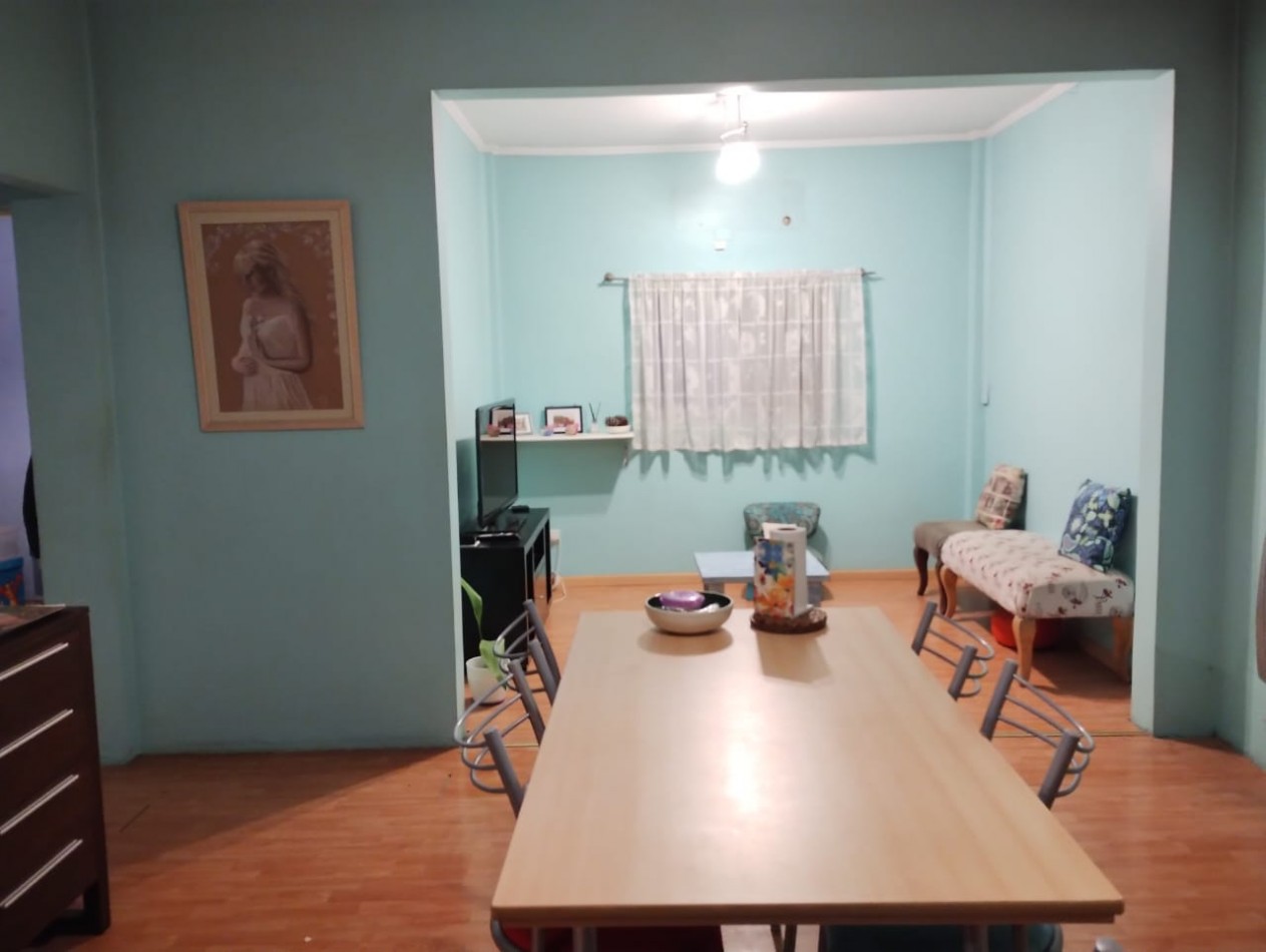 CASA DE 4 AMB. LOTE ESQUINA 300 M2.