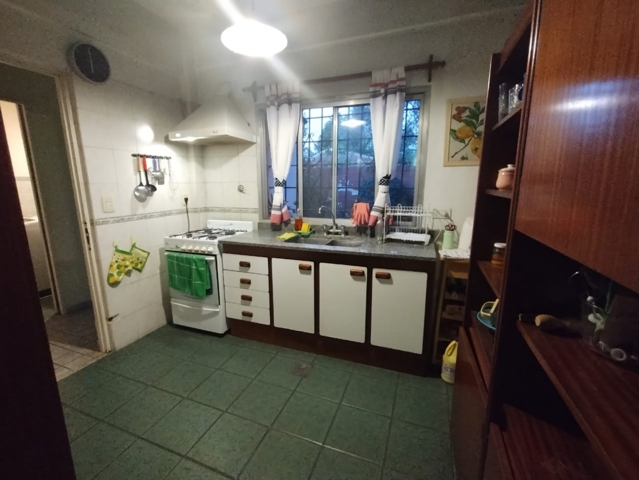CASA DE 4 AMB. LOTE ESQUINA 300 M2.