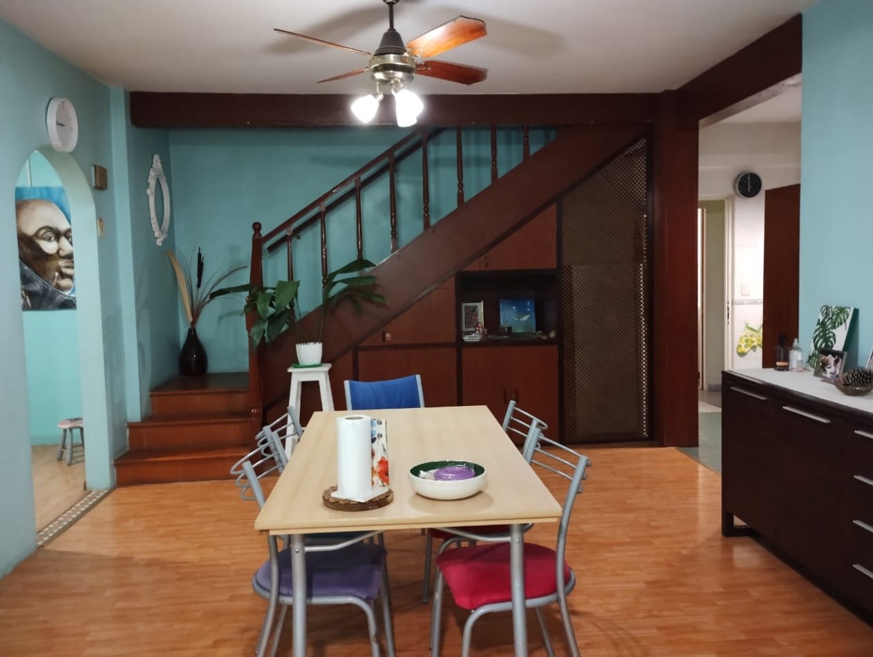 CASA DE 4 AMB. LOTE ESQUINA 300 M2.