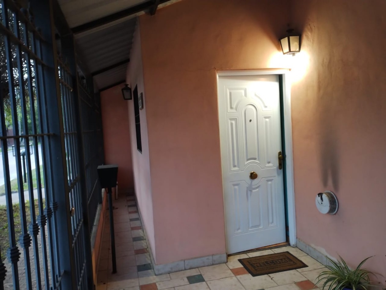 CASA DE 4 AMB. LOTE ESQUINA 300 M2.