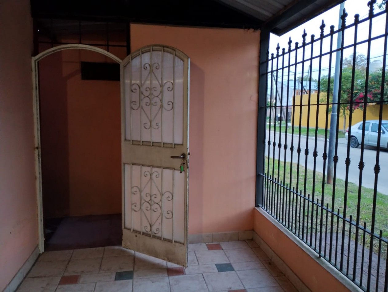 CASA DE 4 AMB. LOTE ESQUINA 300 M2.