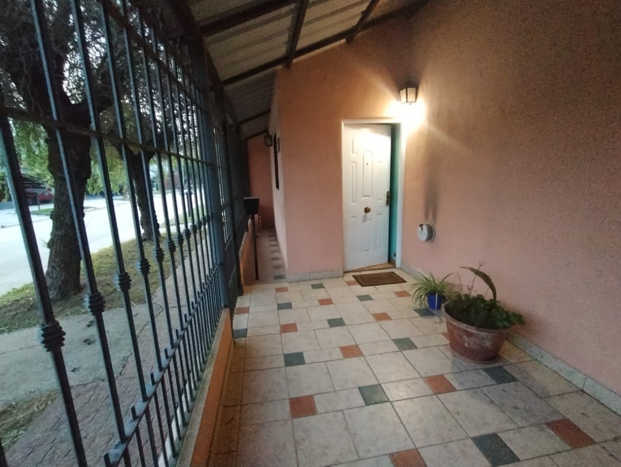 CASA DE 4 AMB. LOTE ESQUINA 300 M2.