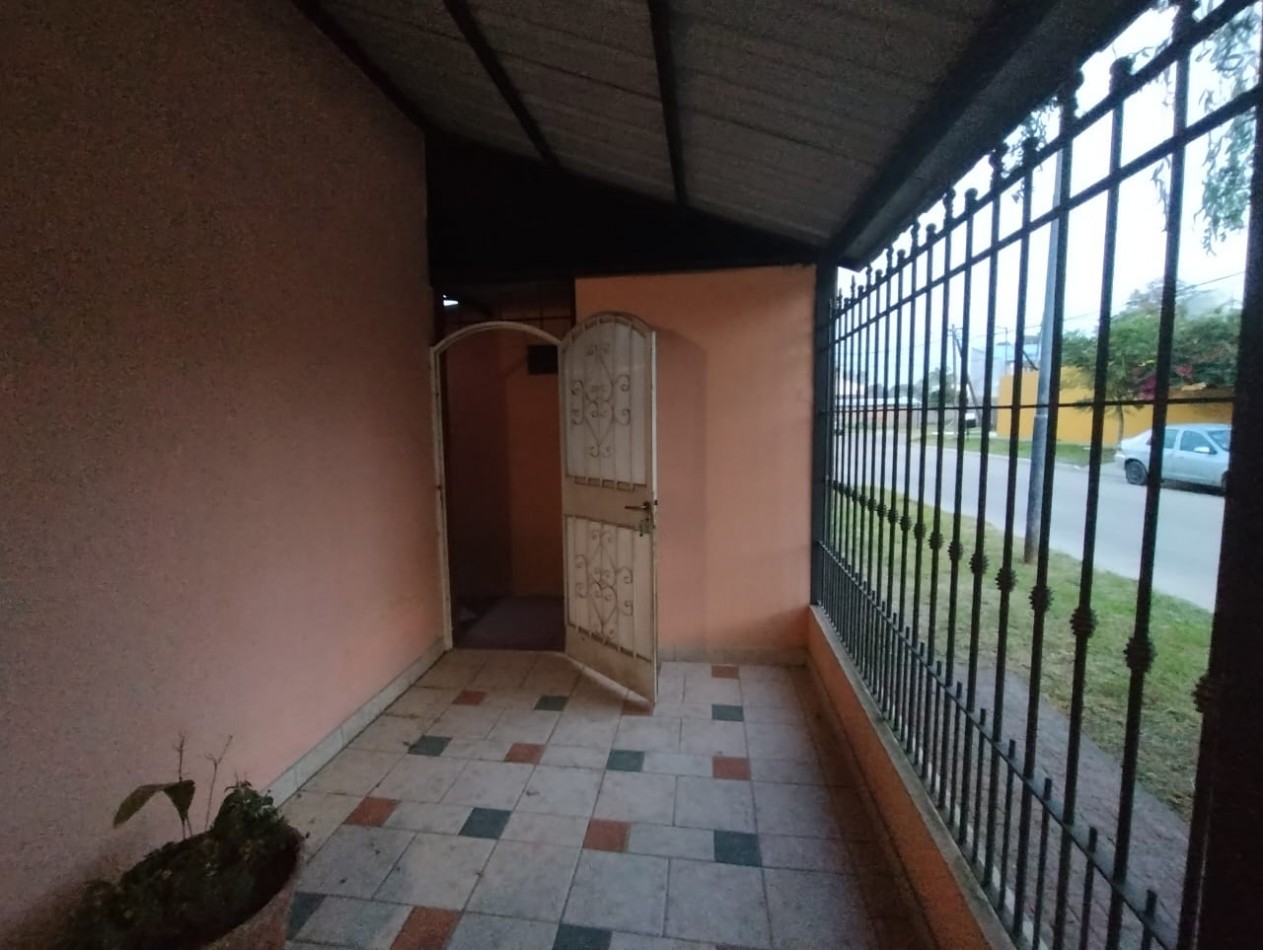 CASA DE 4 AMB. LOTE ESQUINA 300 M2.