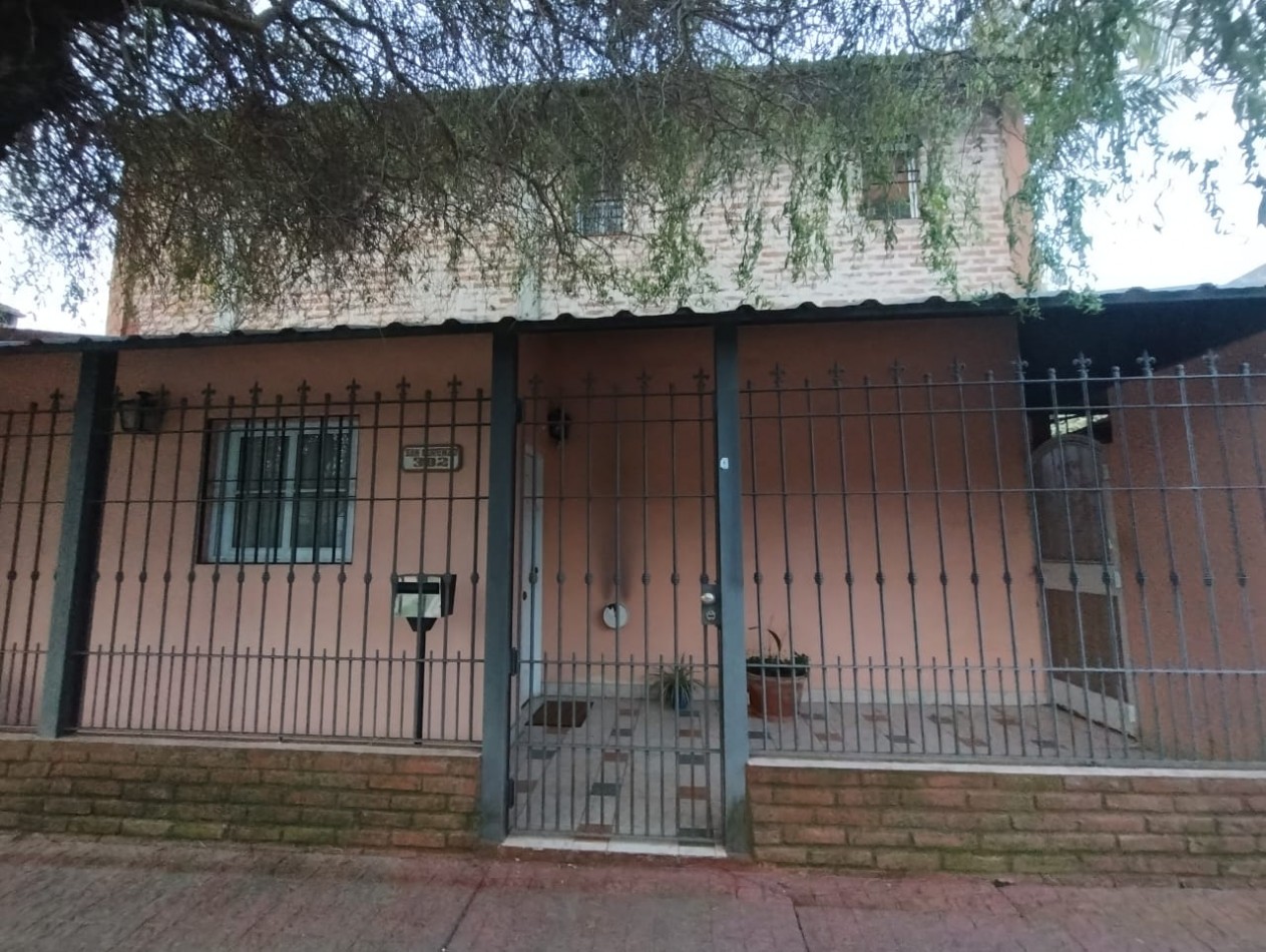 CASA DE 4 AMB. LOTE ESQUINA 300 M2.