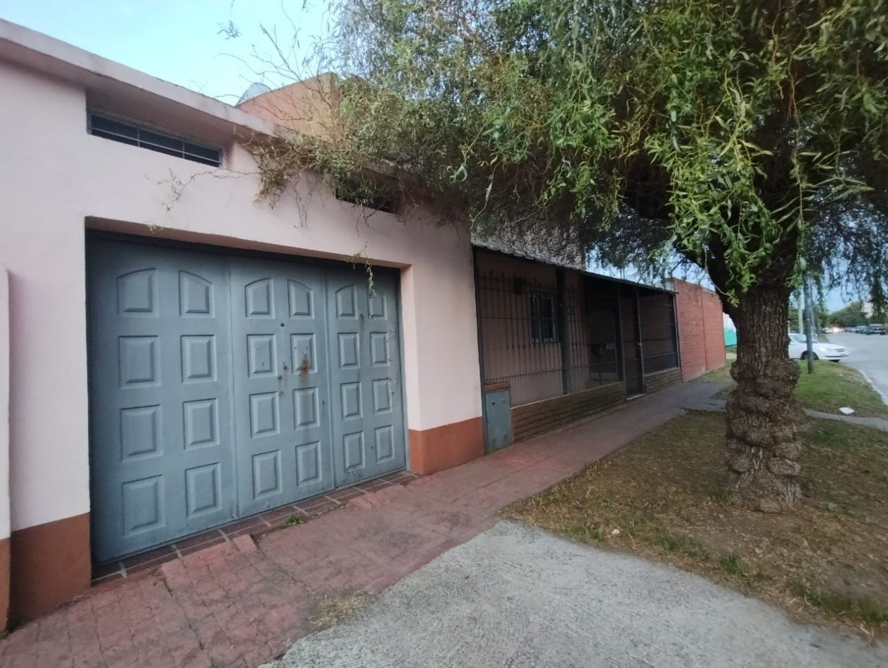CASA DE 4 AMB. LOTE ESQUINA 300 M2.