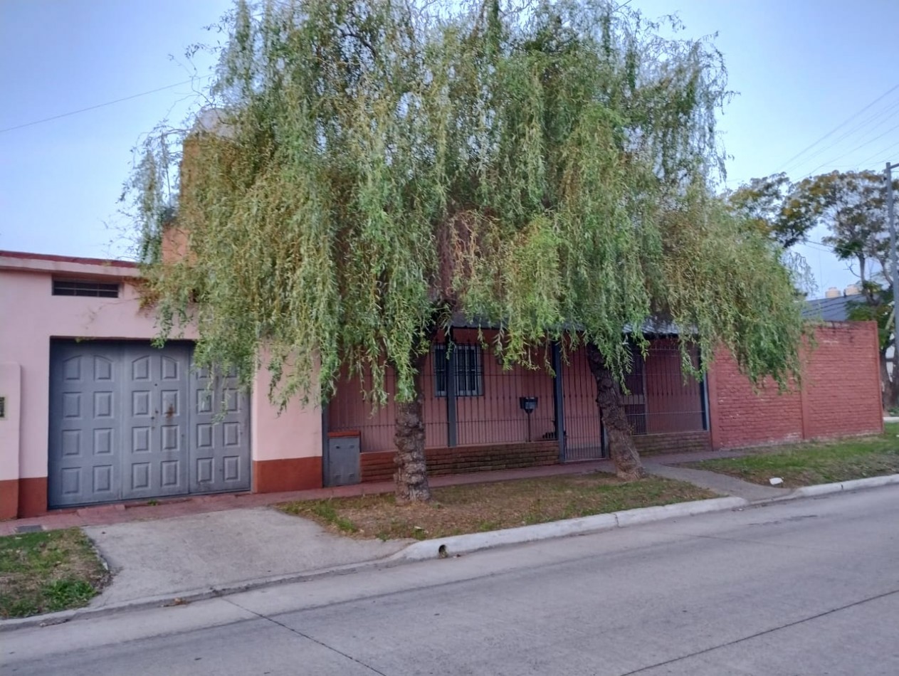 CASA DE 4 AMB. LOTE ESQUINA 300 M2.