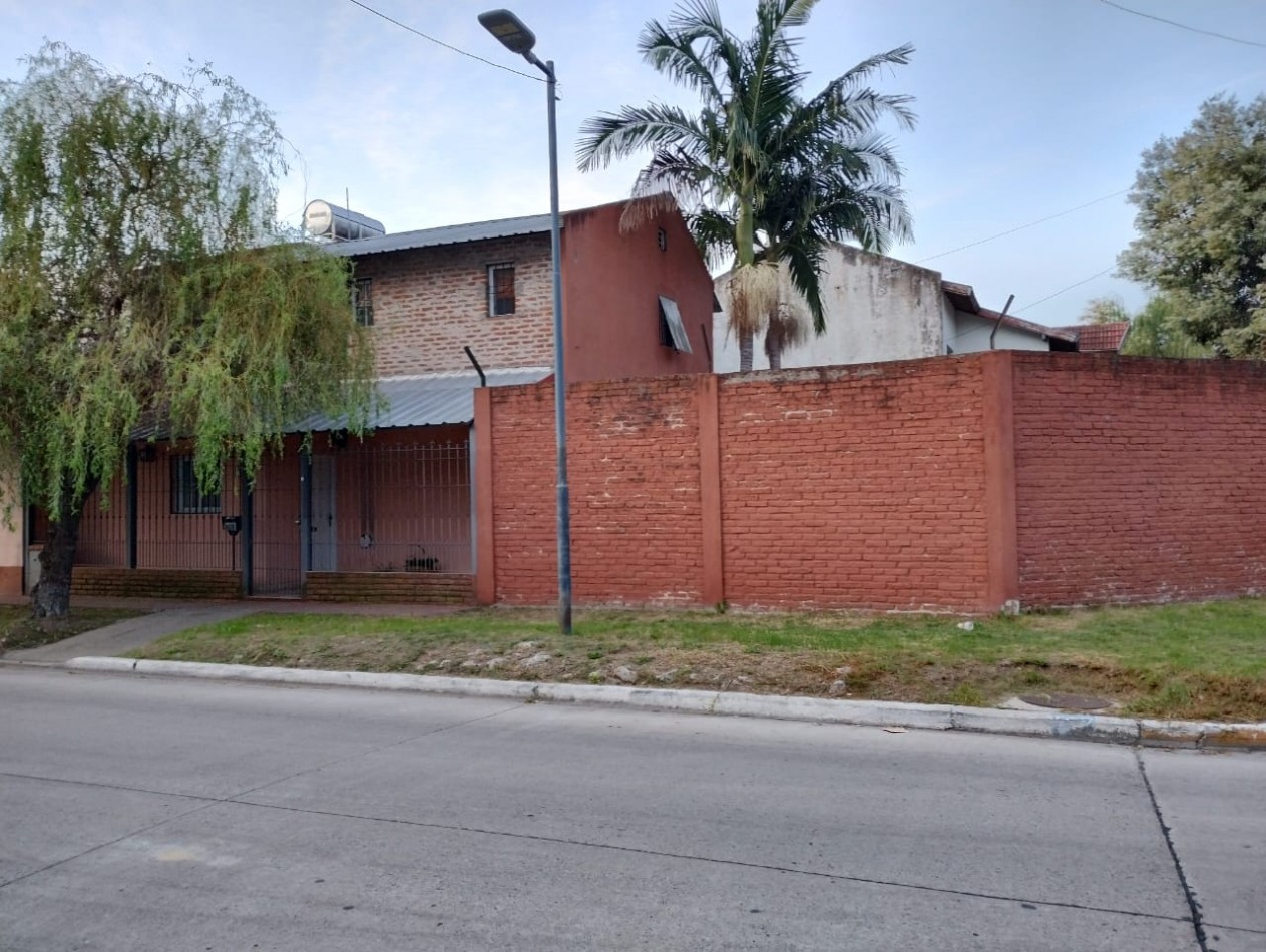 CASA DE 4 AMB. LOTE ESQUINA 300 M2.
