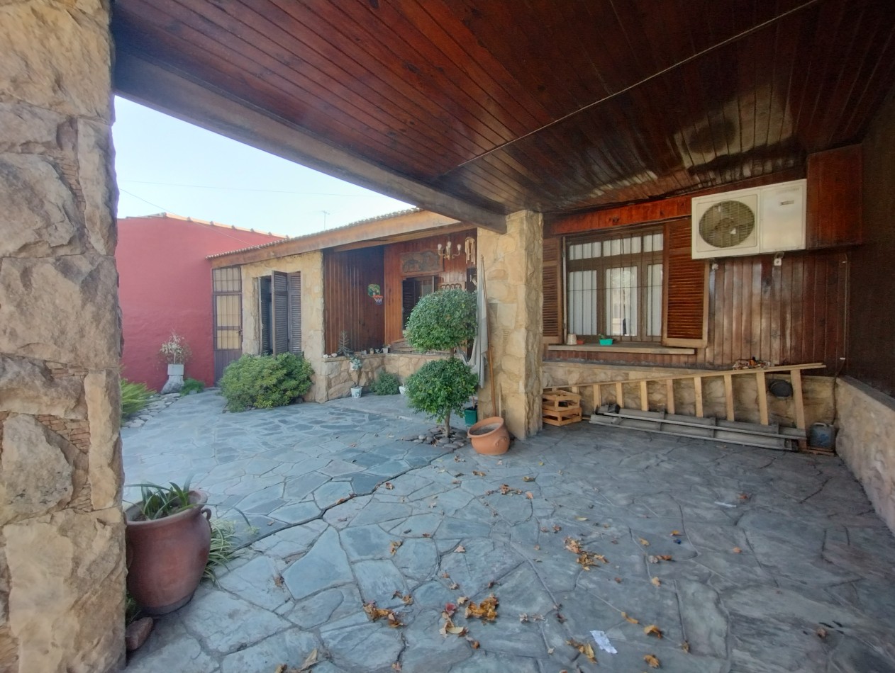 CHALET 5 AMB C/PARQUE Y GARAGE. (LOS POLVORINES)