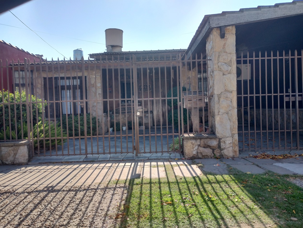 CHALET 5 AMB C/PARQUE Y GARAGE. (LOS POLVORINES)
