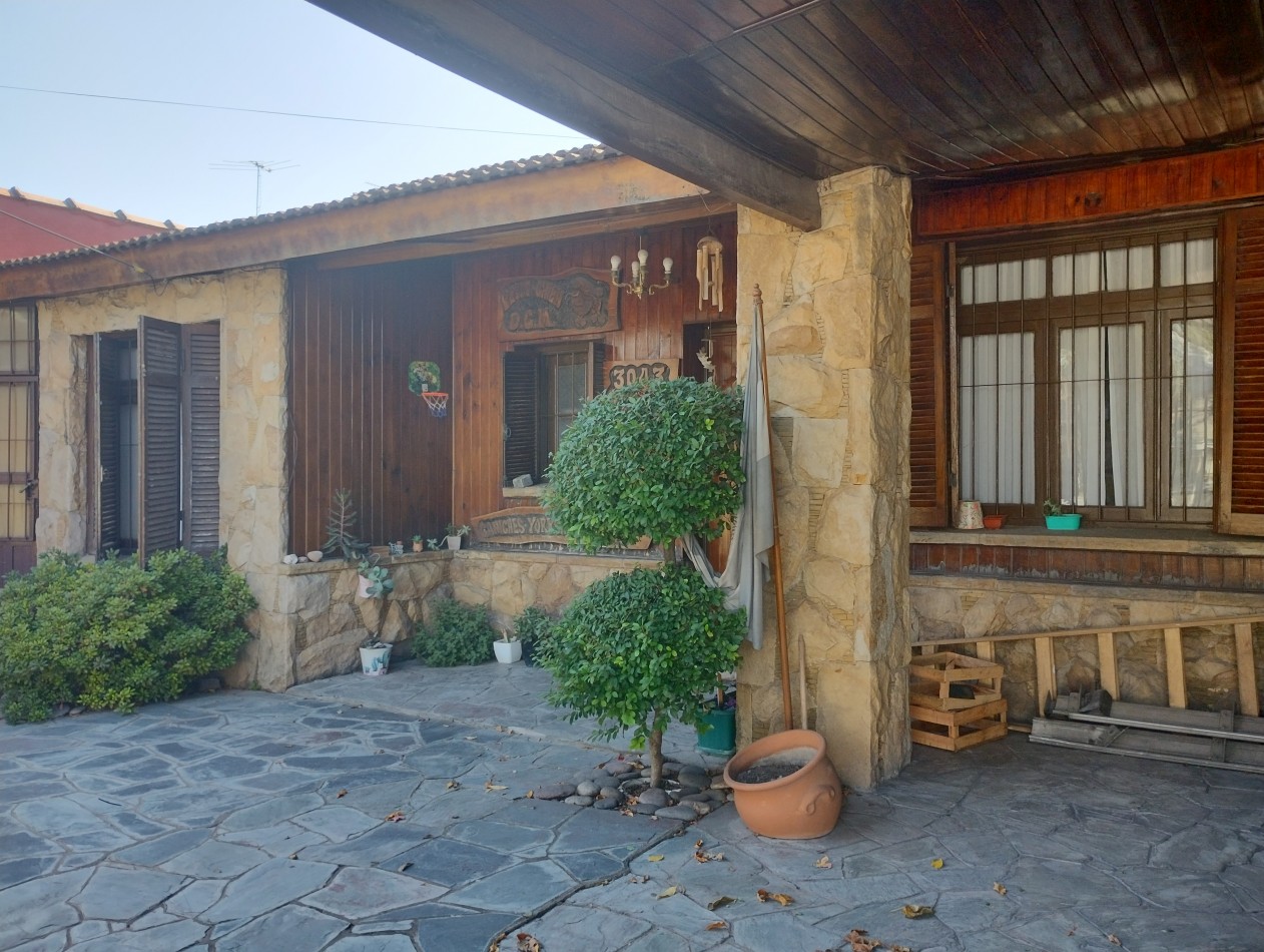 CHALET 5 AMB C/PARQUE Y GARAGE. (LOS POLVORINES)