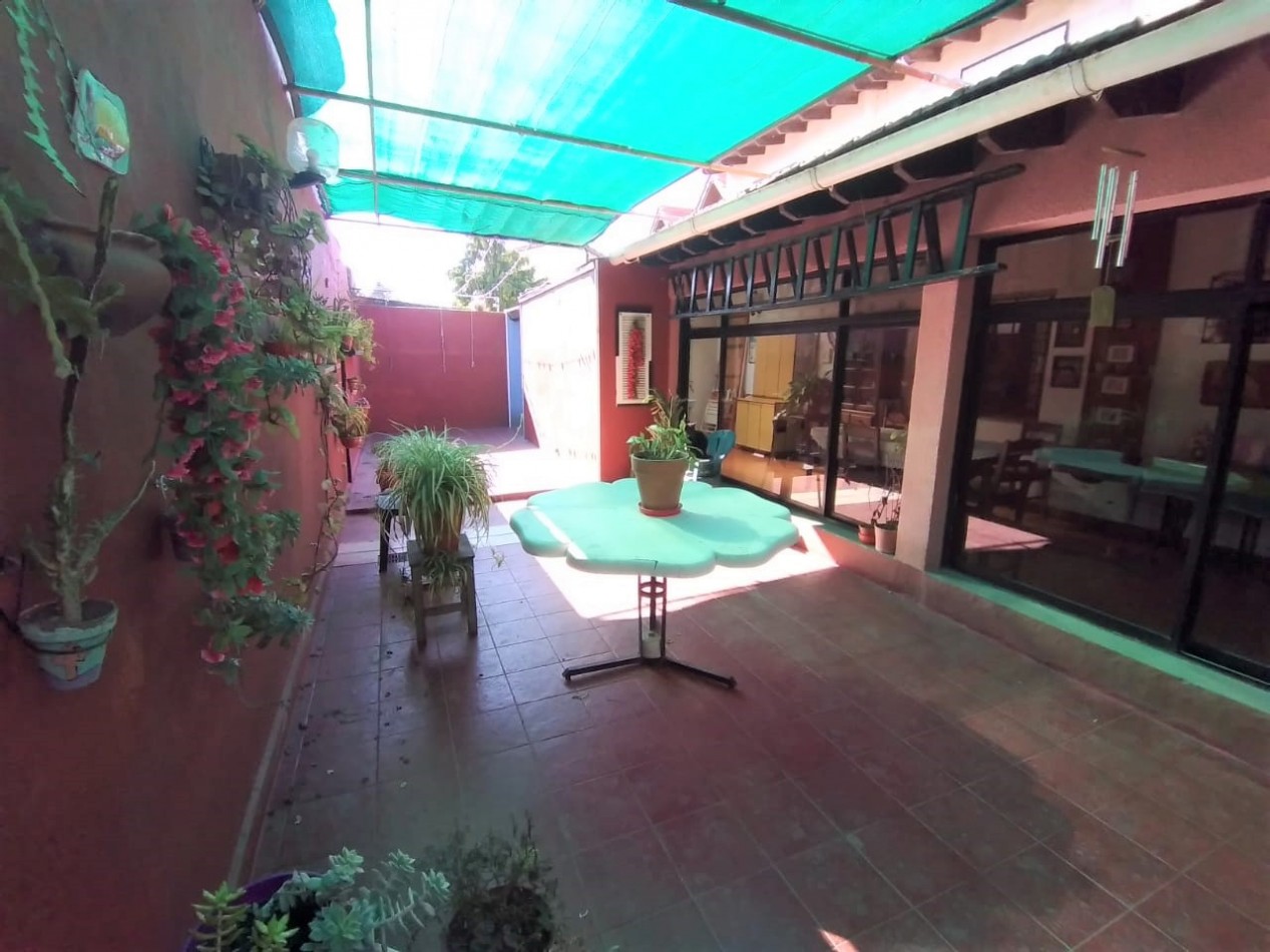 VILLA GESELL (COSTA ATLANTICA) CHALET 4 AMB. AMOBLADO + DEPTO. 2 AMB. A 500 M. DE PLAYA