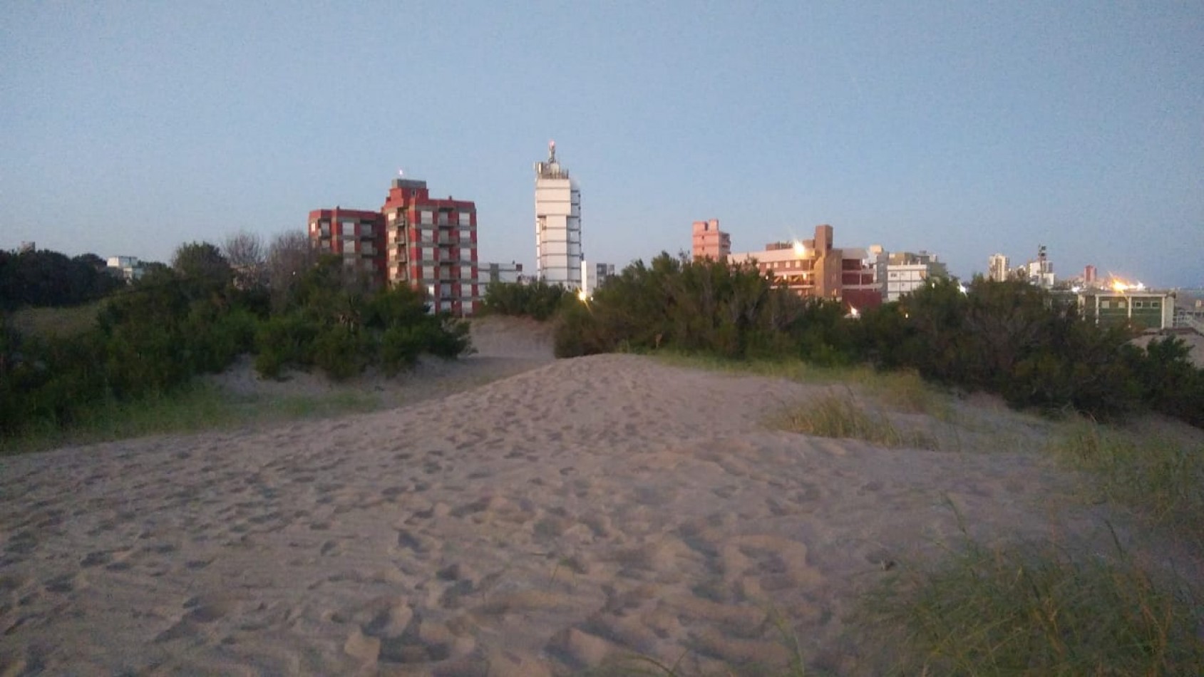 VILLA GESELL (COSTA ATLANTICA) CHALET 4 AMB. AMOBLADO + DEPTO. 2 AMB. A 500 M. DE PLAYA
