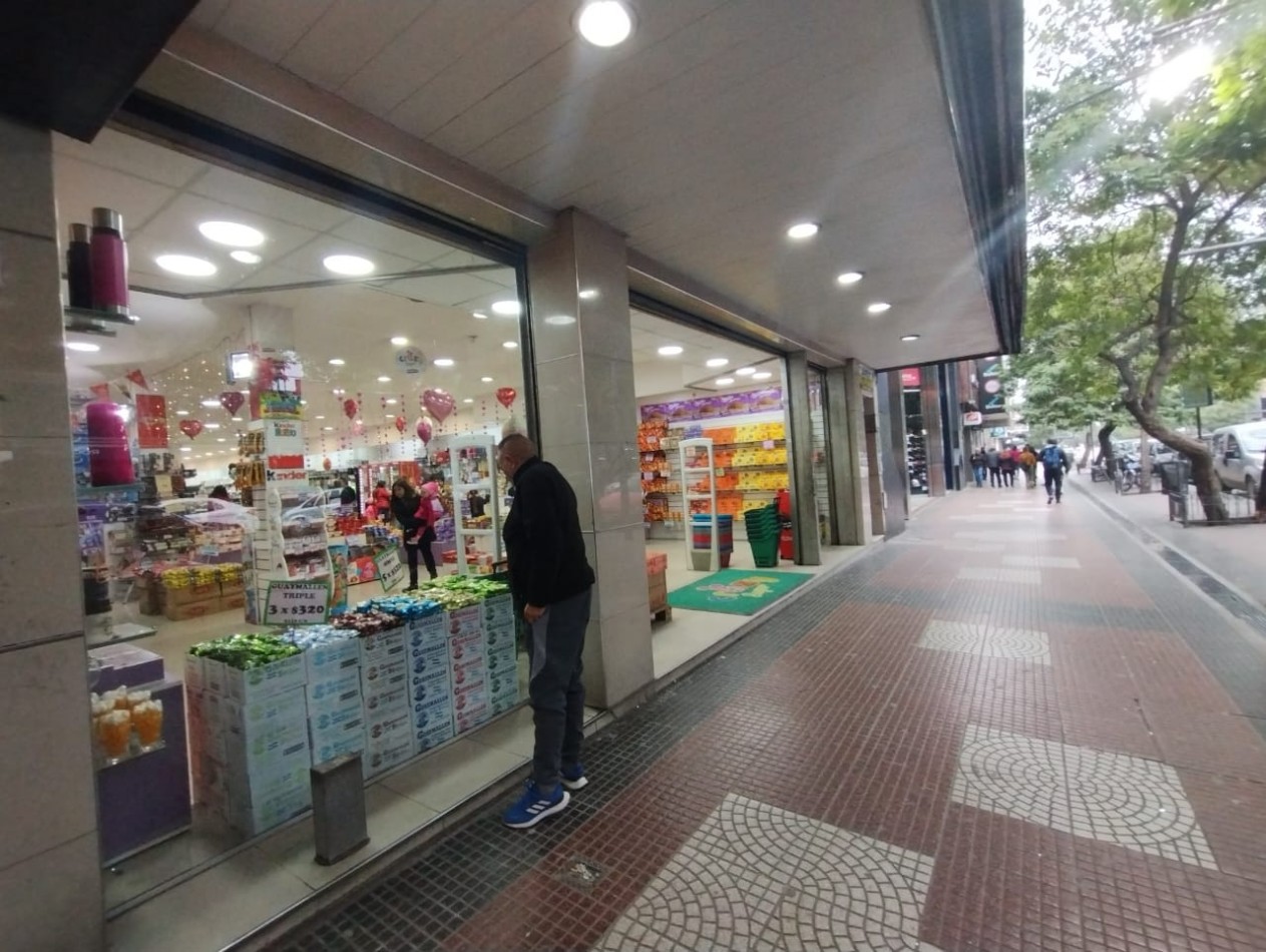 PREDIO UNICO!!! (SAN MIGUEL CTRO.) LOCAL 451 M2. CON DEPOSITO PLANTA ALTA 250 M2.