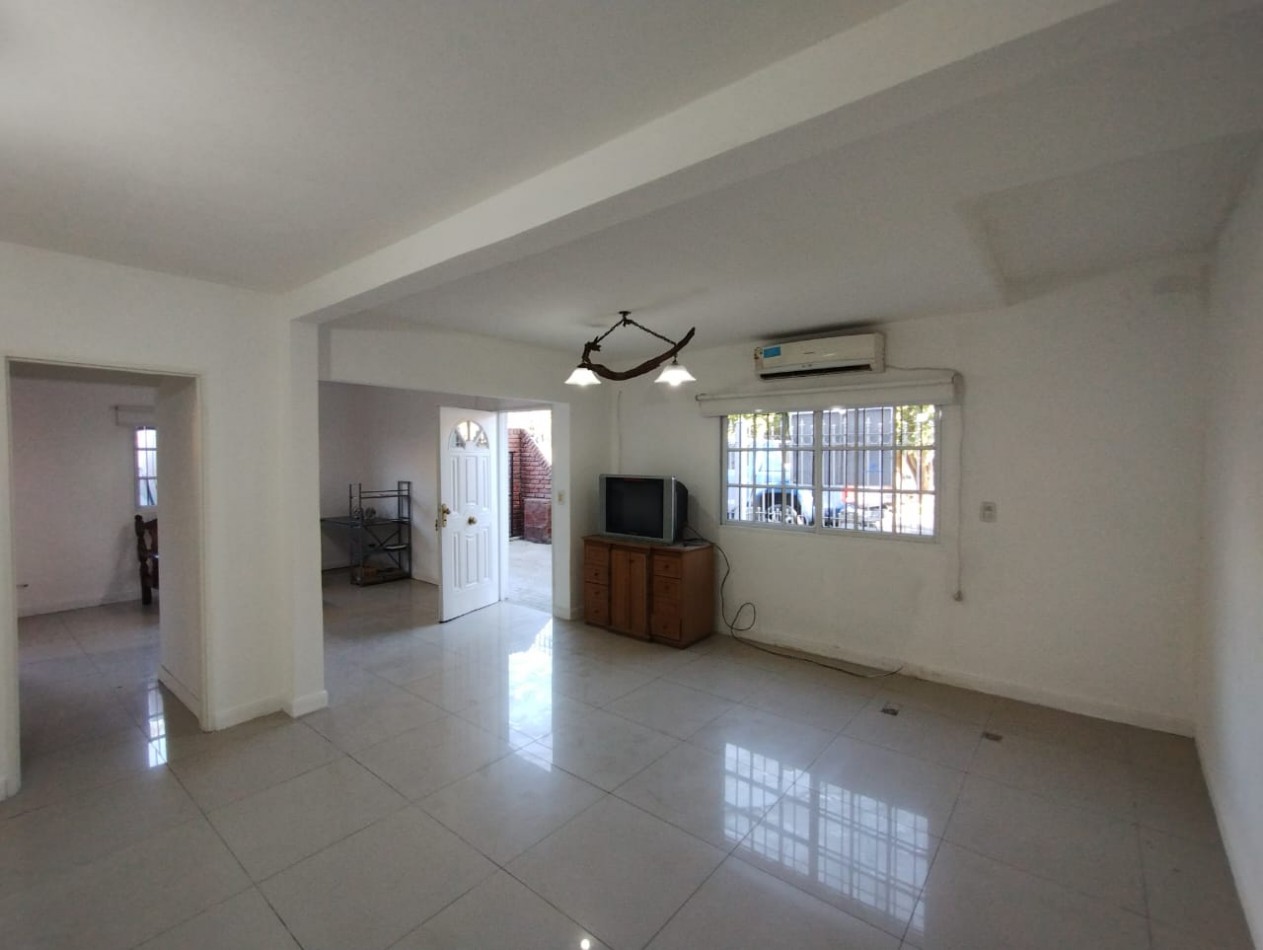 DUPLEX 3 AMB. C/ ENTRADA VEHICULAR Y GALPON CERRADO
