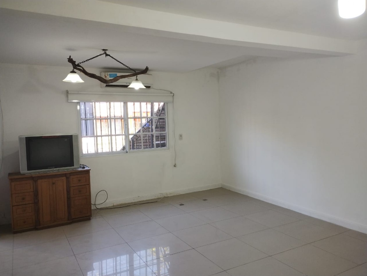 DUPLEX 3 AMB. C/ ENTRADA VEHICULAR Y GALPON CERRADO