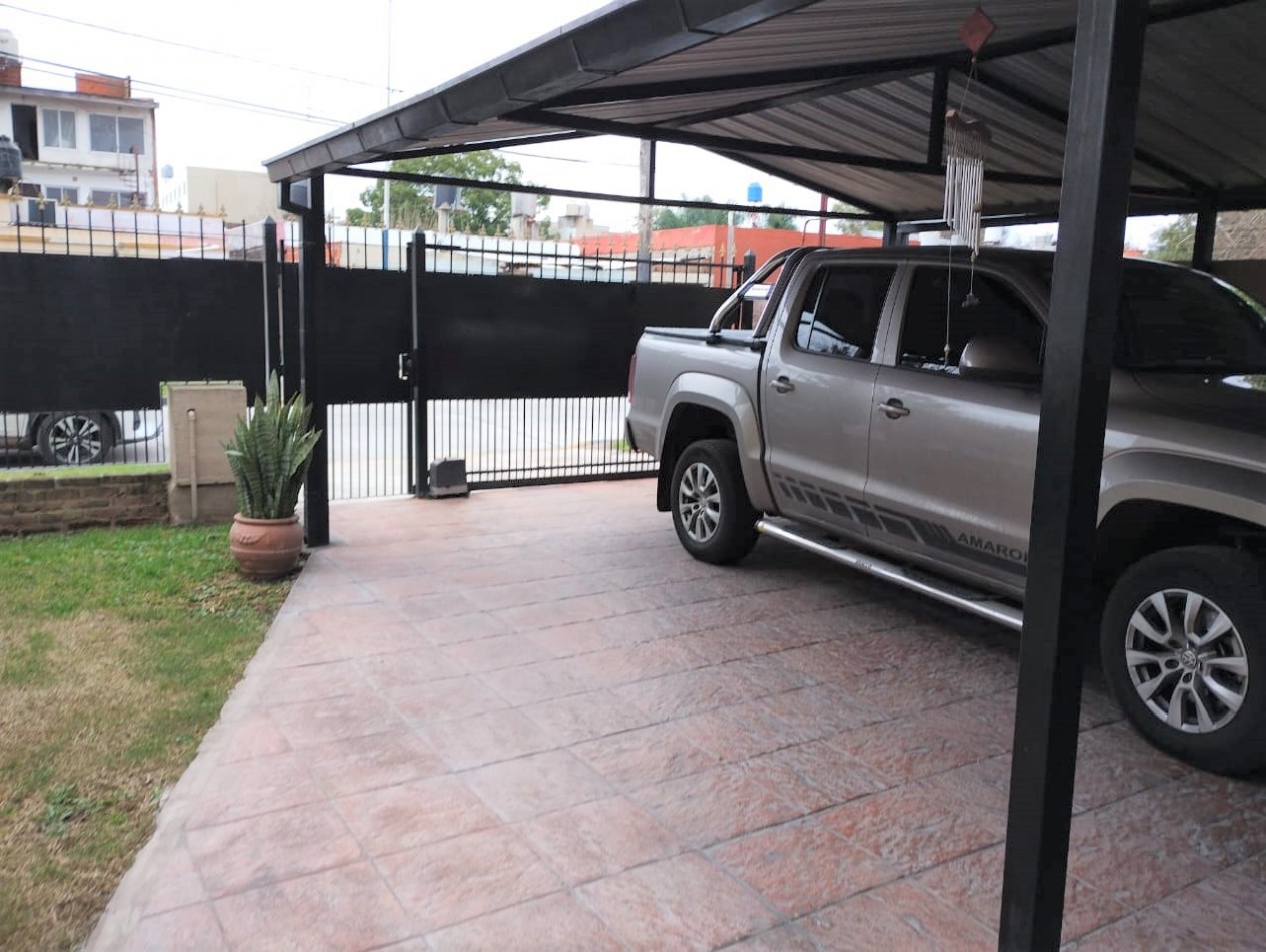 CASA 4 AMB. C/ ENTRADA 2 VEHICULOS/ GALERIA CUBIIERTA/ FONDO LIBRE