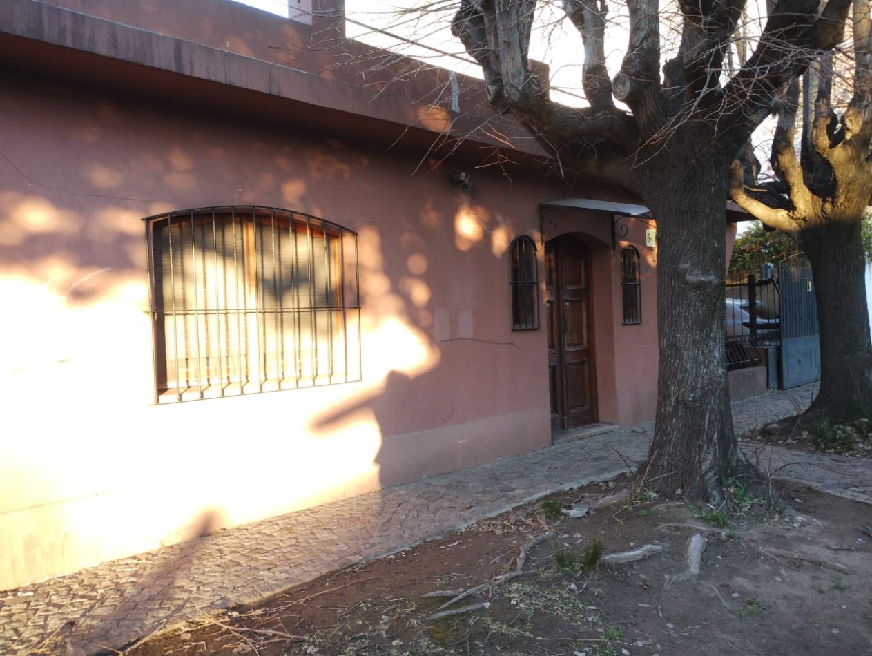 CASA 4 AMB. JARDIN Y COCHERA ( DON TORCUATO)
