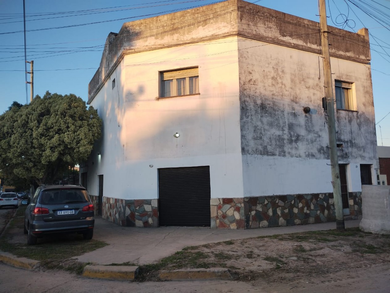 CASA DE 3 AMB. 2 PLANTAS C/ 2 LOCALES