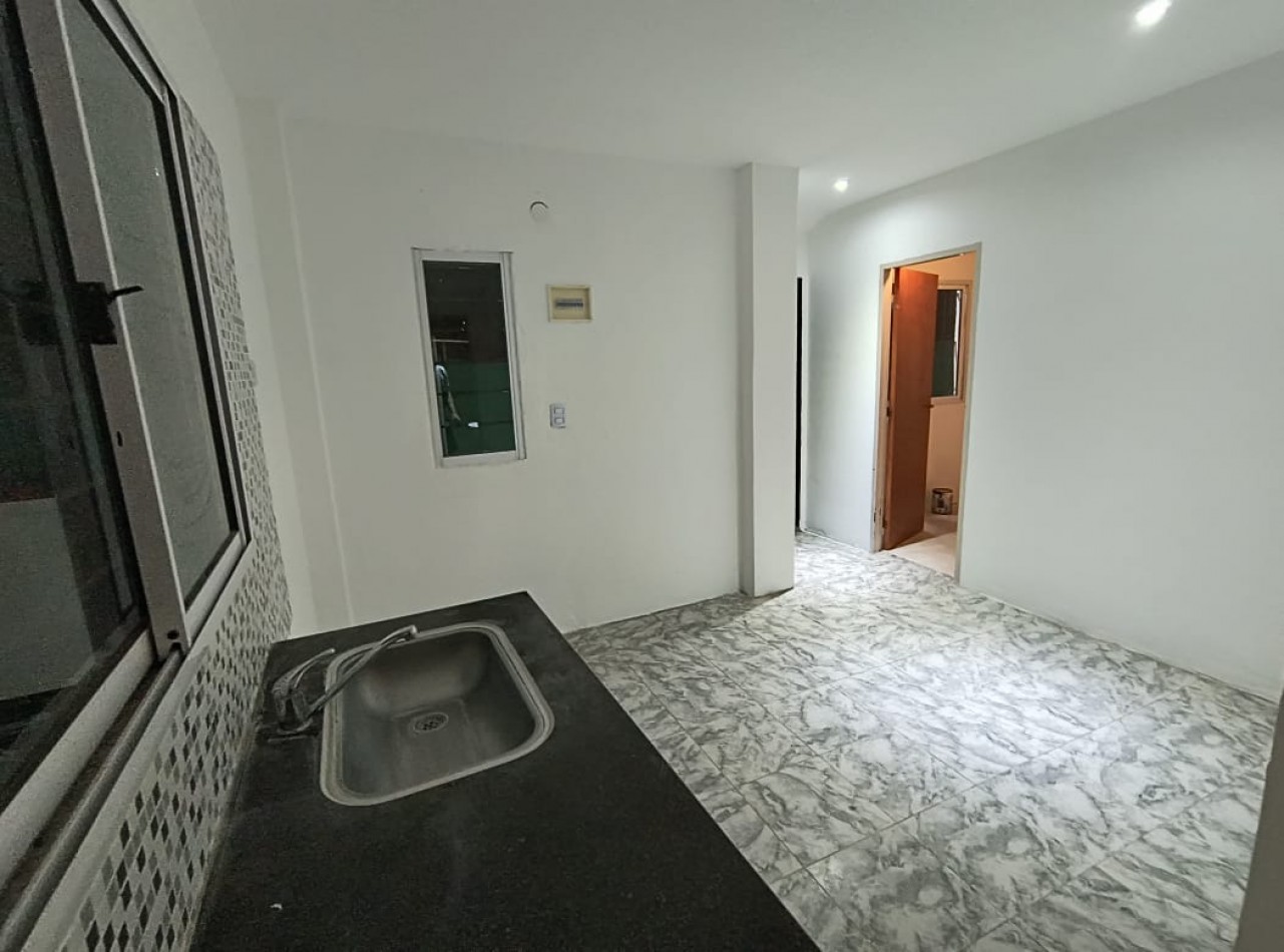 CASA AMERICANA 3 AMB. C/JARDIN Y COCHERA