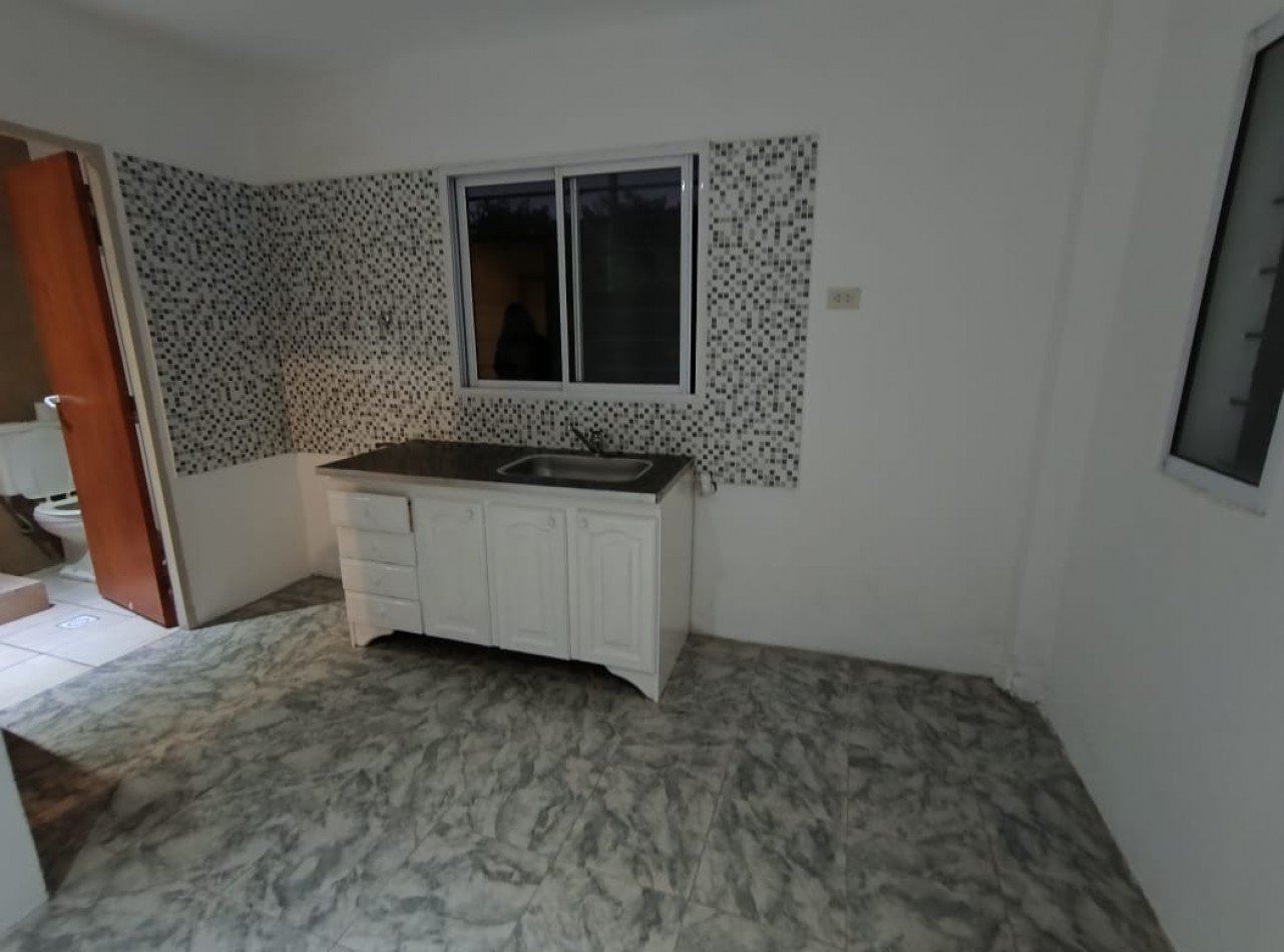 CASA AMERICANA 3 AMB. C/JARDIN Y COCHERA
